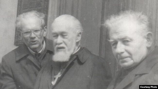 о.Павло Мадяр, кардинал Мирослав Любачівський, єпископ Іван Маргітич, 19 квітня 1991 року - 149418 о.Павло Мадяр, кардинал Мирослав Любачівський, єпископ Іван Маргітич, 19 квітня 1991 року - фото 149418