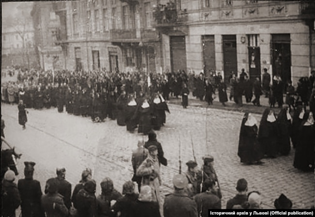 Похоронна процесія у Львові 5 листопада 1944 року - 150392 Похоронна процесія у Львові 5 листопада 1944 року - фото 150392