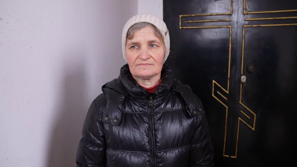 Парафіянка ПЦУ Анна Гоцен біля зачинених дверей храму в Приютівці. 31 березня 2025 року.  - фото 150411