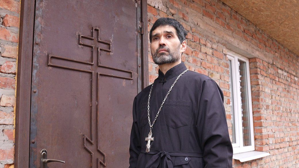 Священник Православної церкви України Олег Дон біля будівлі на території храму в Приютівці. 31 березня 2025 року.  - фото 150412
