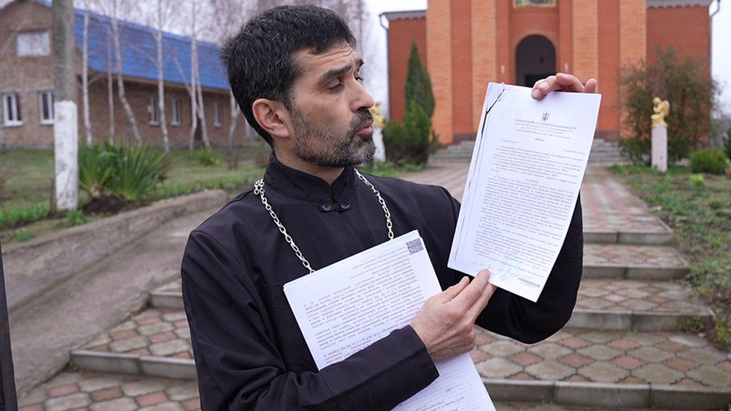 Олег Дон читає ухвалу обласного господарського суду. Приютівка Кіровоградської області, 31 березня 2025 року.  - фото 150413