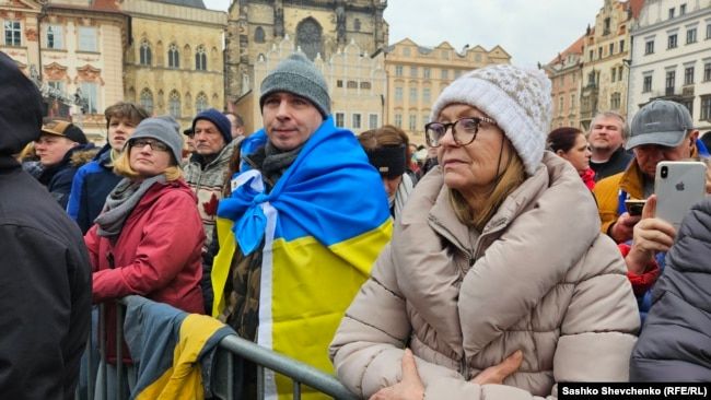Кілька тисяч людей вийшли на Староміську площу в Празі на мітинг під назвою «Разом за Україну», 23 лютого 2025 року - фото 150735
