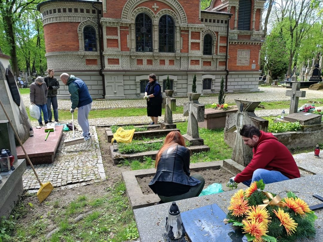 У Любліні українська громада провела прибирання могил вояків УНР - 151287 У Любліні українська громада провела прибирання могил вояків УНР - фото 151287