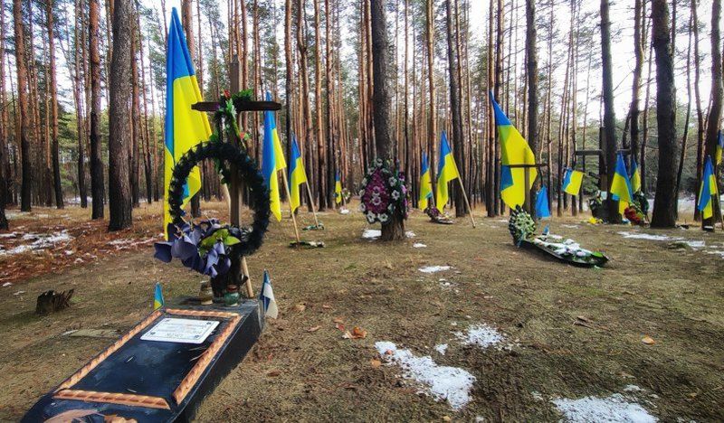 Окупанти обмотали чорною плівкою надгробки українських захисників у Старобільську - 151763 Окупанти обмотали чорною плівкою надгробки українських захисників у Старобільську - фото 151763