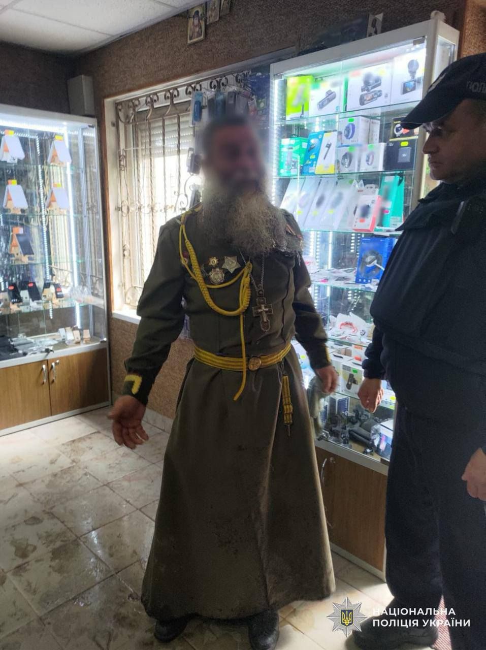 Відсвяткував. На Закарпатті клірик УПЦ МП вийшов на люди у радянській уніформі із георгіївською стрічкою - фото 151866
