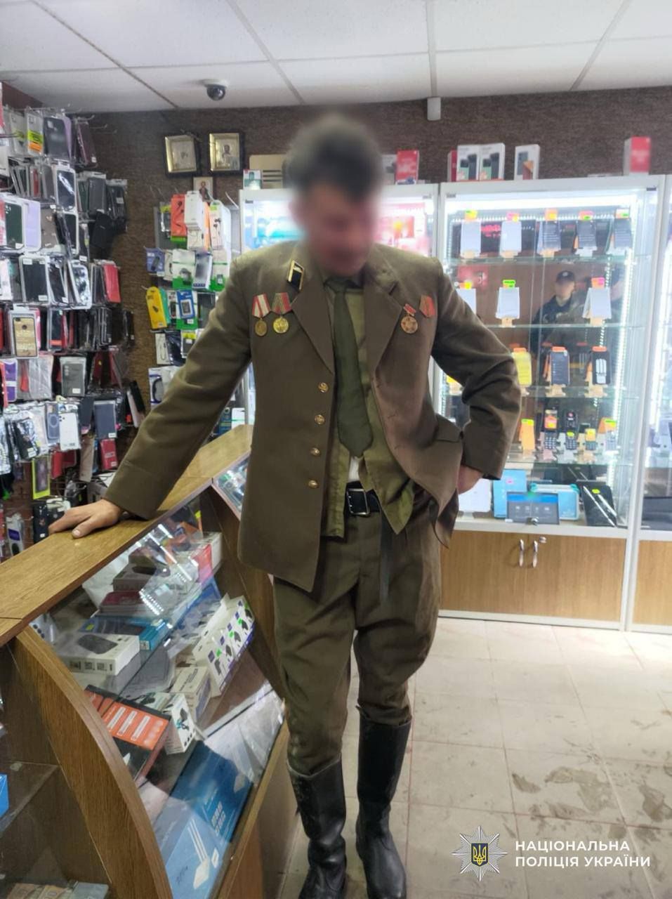 Відсвяткував. На Закарпатті клірик УПЦ МП вийшов на люди у радянській уніформі із георгіївською стрічкою - фото 151867