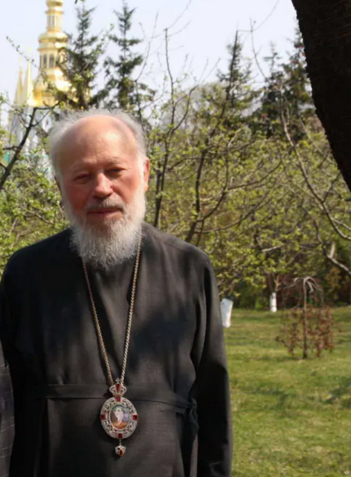 Patriarch Kirill appeared in public wearing a panagia that may have been stolen in Ukraine - фото 152157