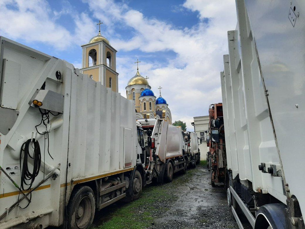 Вхід до Свято-Миколаївського собору заблокували сміттєвозами й асенізаторами, 21 травня 2025, Хмельницький - 152502 Вхід до Свято-Миколаївського собору заблокували сміттєвозами й асенізаторами, 21 травня 2025, Хмельницький - фото 152502