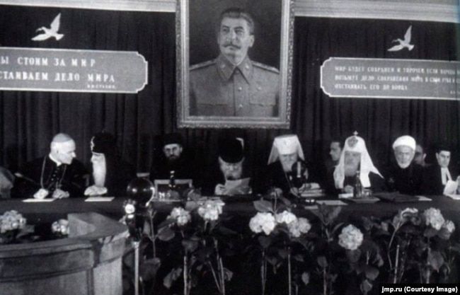 Пізно вночі 4 вересня у Кремль привезли тих, хто вцілів із церковного керівництва: патріарха Сергія, митрополита Ленінградського Алексія і митрополита Київського і Галицького Миколая, екзарха України. 1943 рік - 152773 Пізно вночі 4 вересня у Кремль привезли тих, хто вцілів із церковного керівництва: патріарха Сергія, митрополита Ленінградського Алексія і митрополита Київського і Галицького Миколая, екзарха України. 1943 рік - фото 152773