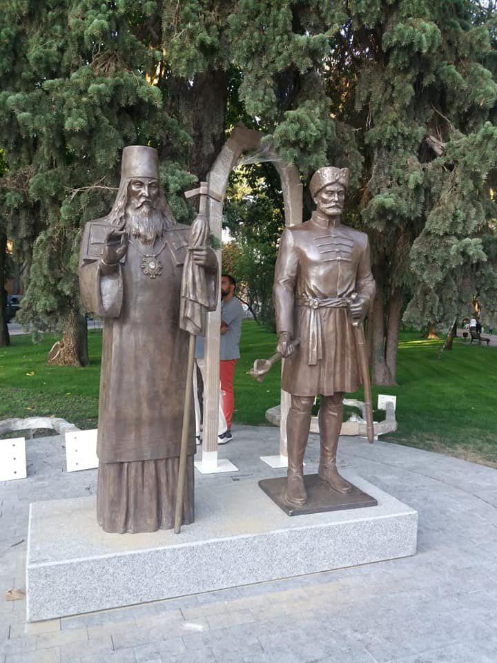 Скульптура Лазара Барановича на чернігівському Валу - фото 153306