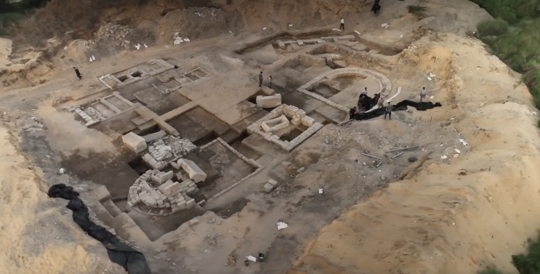 Sarcophagus depicting a 'wine competition' among ancient Roman gods discovered in Israel - фото 153436