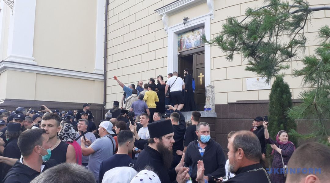 До поліції надійшло понад 10 заяв про порушення під час сутичок поблизу собору в Чернівцях - 153824 До поліції надійшло понад 10 заяв про порушення під час сутичок поблизу собору в Чернівцях - фото 153824