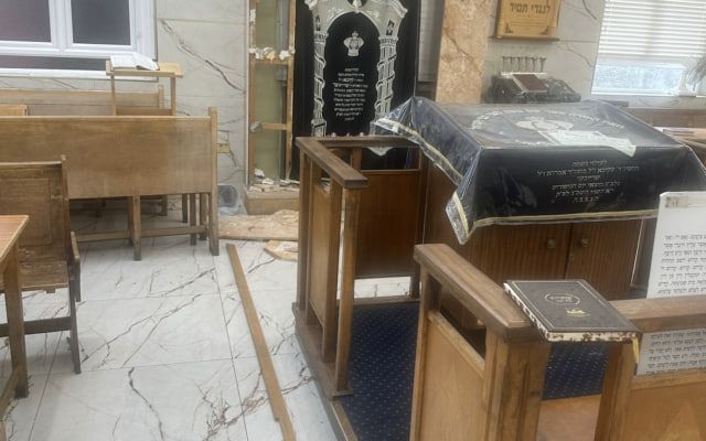 Вандали у Лондоні напали на синагогу і осквернили Сувої Тори - 154027 Вандали у Лондоні напали на синагогу і осквернили Сувої Тори - фото 154027