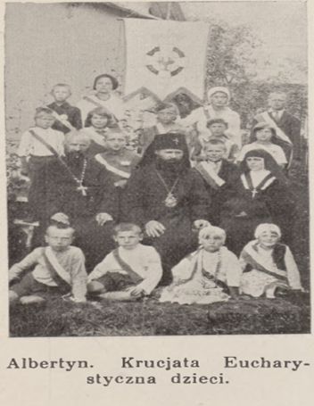 Відвідини дитячої захоронки, Альбертин, 17 – 23 липня 1933 р. Після Євхаристійної процесії з дітьми. Джерела: Фотоальбом бл. Миколая Чарнецького «Шлях до святості». Львів: Видавництво «Скриня», 2014. - 154175 Відвідини дитячої захоронки, Альбертин, 17 – 23 липня 1933 р. Після Євхаристійної процесії з дітьми. Джерела: Фотоальбом бл. Миколая Чарнецького «Шлях до святості». Львів: Видавництво «Скриня», 2014. - фото 154175
