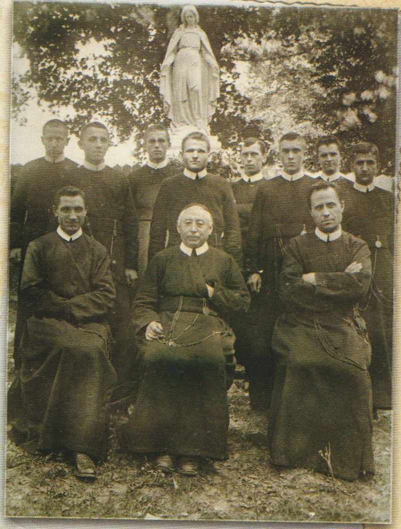 Збоїска, вересень 1923. Віце-протоігумен о. Йосиф Схрейверс з форматорами та новиками. Сидять: о. Річард Костенобль, о. Йосиф Схрейверс, о. Миколай Чарнецький. Джерело: Фотоальбом бл. Миколая Чарнецького «Шлях до святості». Львів: Видавництво «Скриня», 2014. - 154177 Збоїска, вересень 1923. Віце-протоігумен о. Йосиф Схрейверс з форматорами та новиками. Сидять: о. Річард Костенобль, о. Йосиф Схрейверс, о. Миколай Чарнецький. Джерело: Фотоальбом бл. Миколая Чарнецького «Шлях до святості». Львів: Видавництво «Скриня», 2014. - фото 154177