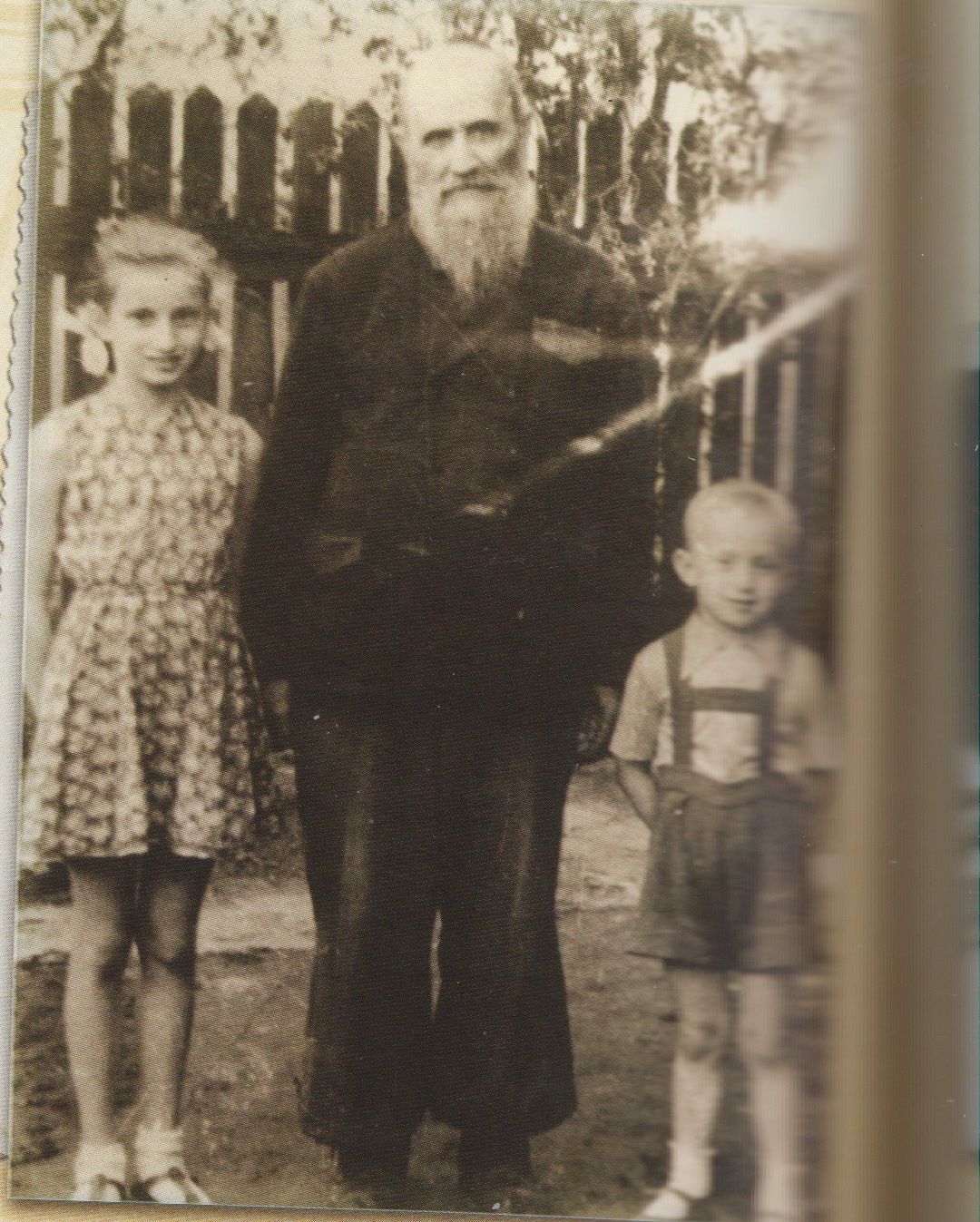 Владика Миколай Чарнецький із сусідськими дітьми. Львів, вул. Вечірня, 7. Джерело: Фотоальбом бл. Миколая Чарнецького «Шлях до святості». Львів: Видавництво «Скриня», 2014. - 154178 Владика Миколай Чарнецький із сусідськими дітьми. Львів, вул. Вечірня, 7. Джерело: Фотоальбом бл. Миколая Чарнецького «Шлях до святості». Львів: Видавництво «Скриня», 2014. - фото 154178