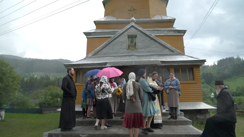 Прихильники УПЦ (МП) біля храму Преподобної Параскеви - фото 154515