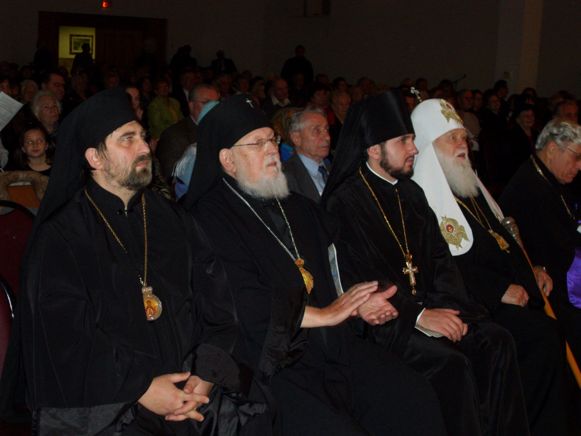 На фото зліва на право: архиєпископ Святослав Логін (БАПЦ), архиєпископ Олександр Биковець (УПЦ КП), архимандрит Епіфаній Думенко (УПЦ КП, нині предстоятель ПЦУ), Патріарх Київський Філарет Денисенко (УПЦ КП), США, листопад 2009 р. - 154844 На фото зліва на право: архиєпископ Святослав Логін (БАПЦ), архиєпископ Олександр Биковець (УПЦ КП), архимандрит Епіфаній Думенко (УПЦ КП, нині предстоятель ПЦУ), Патріарх Київський Філарет Денисенко (УПЦ КП), США, листопад 2009 р. - фото 154844