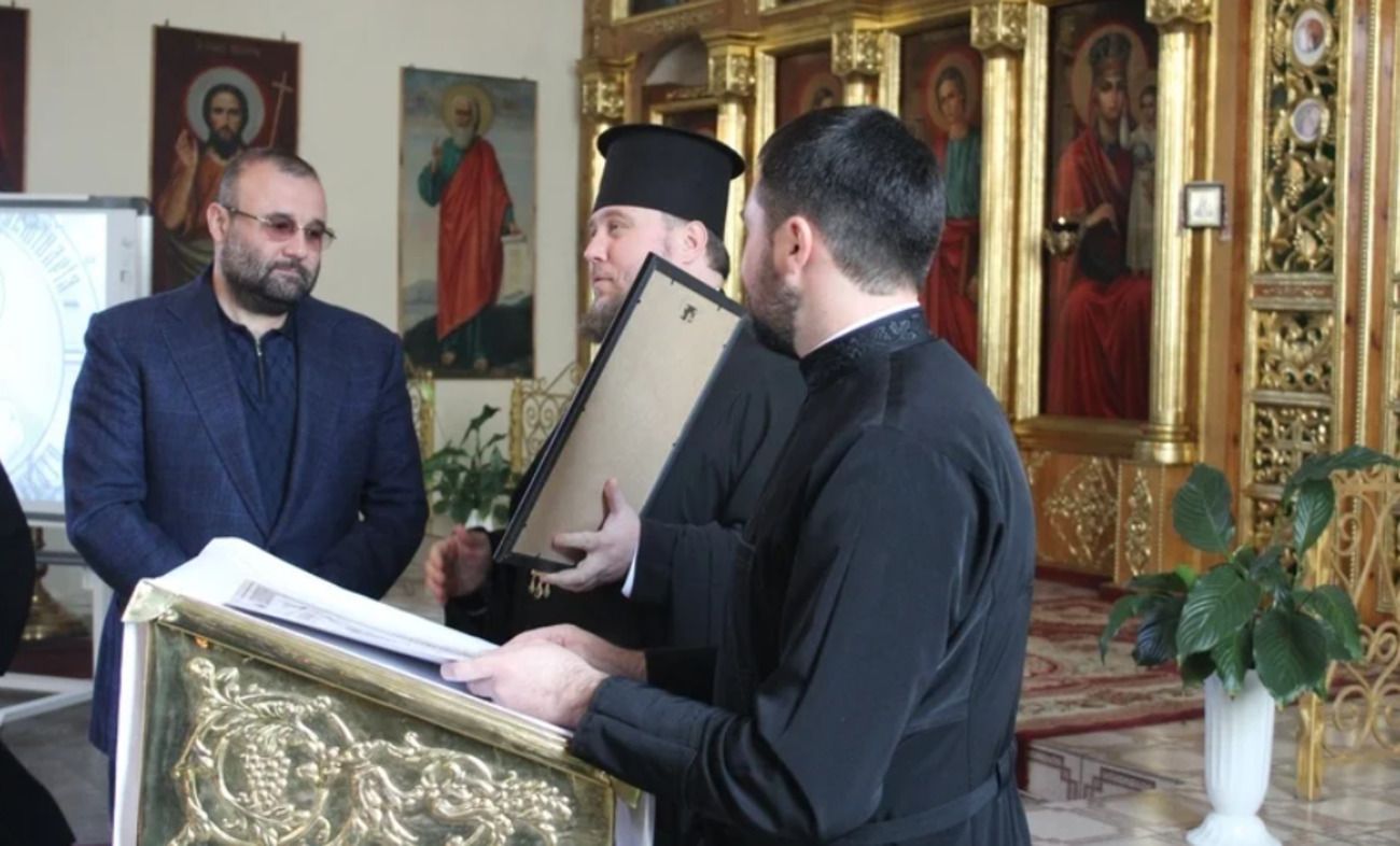 Дніпровський бізнесмен Олександр Петровський (ліворуч) є одним з найдавніших меценатів ПЦУ - 155005 Дніпровський бізнесмен Олександр Петровський (ліворуч) є одним з найдавніших меценатів ПЦУ - фото 155005