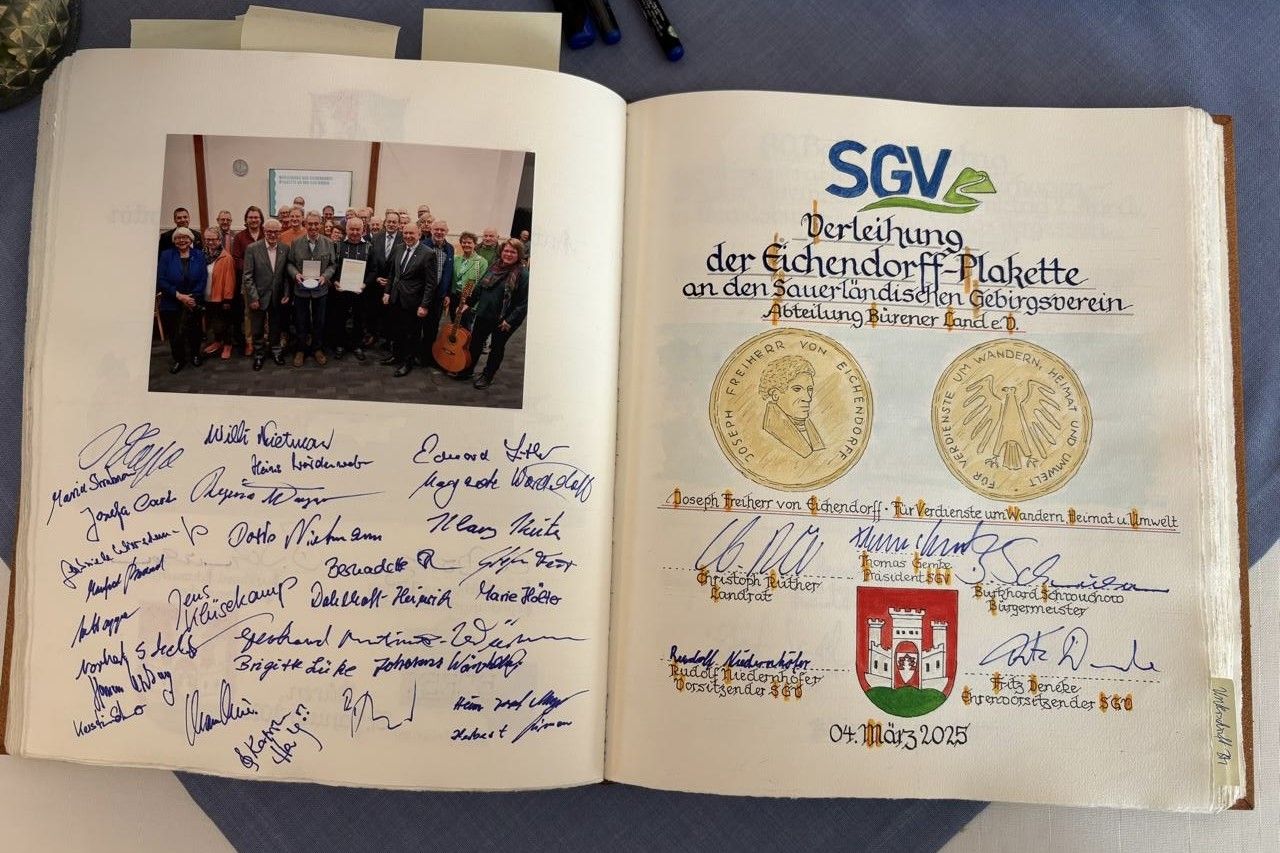 A symbol of solidarity with Ukrainians: UGCC bishop entered in the Golden Book of the city of Büren, Germany - 156505 A symbol of solidarity with Ukrainians: UGCC bishop entered in the Golden Book of the city of Büren, Germany - фото 156505