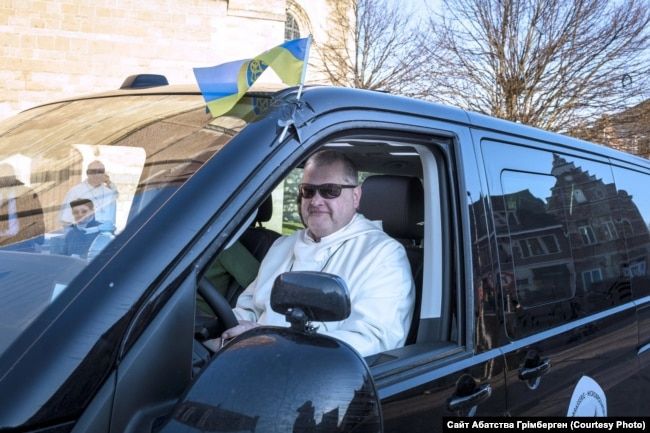 Отець Карел Стаутемас із Абатства Грімберген повернувся зі своєї першої поїздки до кордону з Україною. Бельгія, березень 2022 року - фото 156567