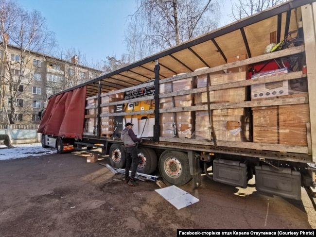 Волонтери готуються розвантажити фуру з гуманітарною допомогою з Грімбергена. Чернігів, березень 2025 року - фото 156569