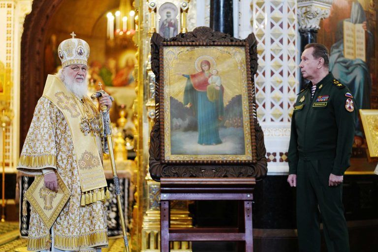 Patriarch Kirill presenting an icon to the head of the Russian National Guard, Viktor Zolotov - фото 157078