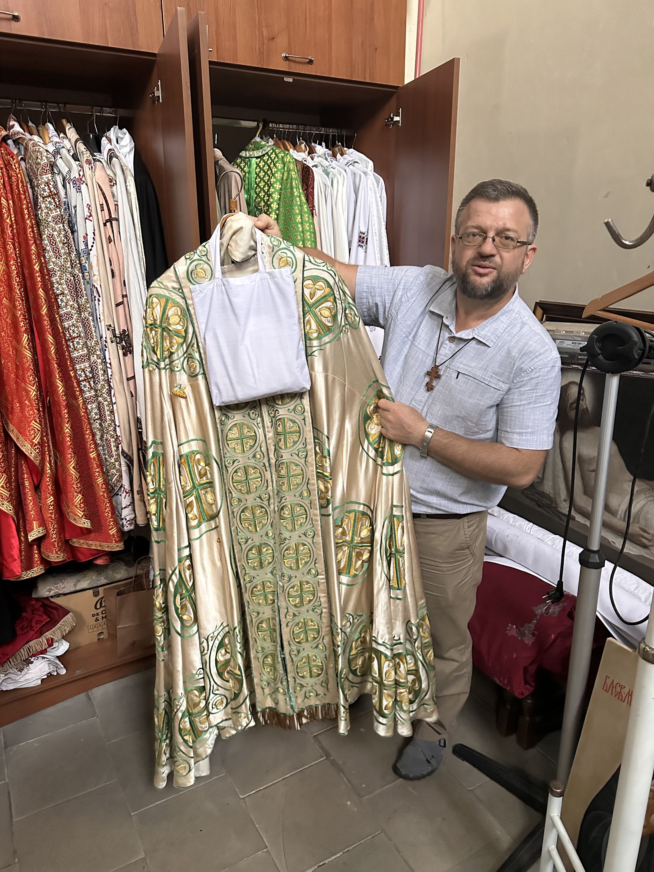 Храм, у якому використовуються історичні ризи. Зокрема ці, які свого часу одягав Йосиф Сліпий, ще коли був ректором Богословської академії у Львові - 157151 Храм, у якому використовуються історичні ризи. Зокрема ці, які свого часу одягав Йосиф Сліпий, ще коли був ректором Богословської академії у Львові - фото 157151