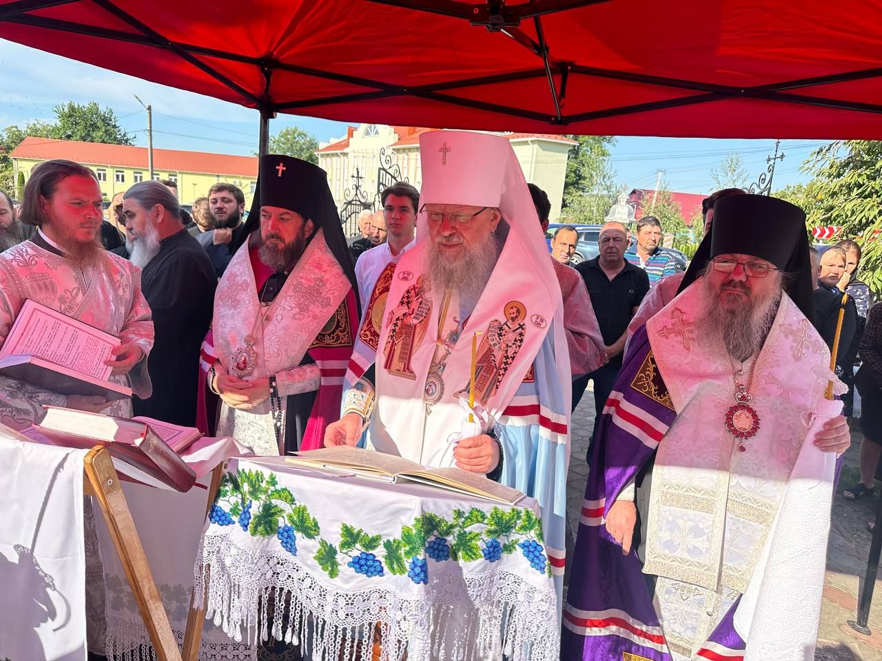 Спільне служіння архиєреїв 'У'ПЦ з архієпископом РПЦ Петру Мустяце, 27 серпня 2025 р., Колінківці, Чернівецька область.  - фото 157780