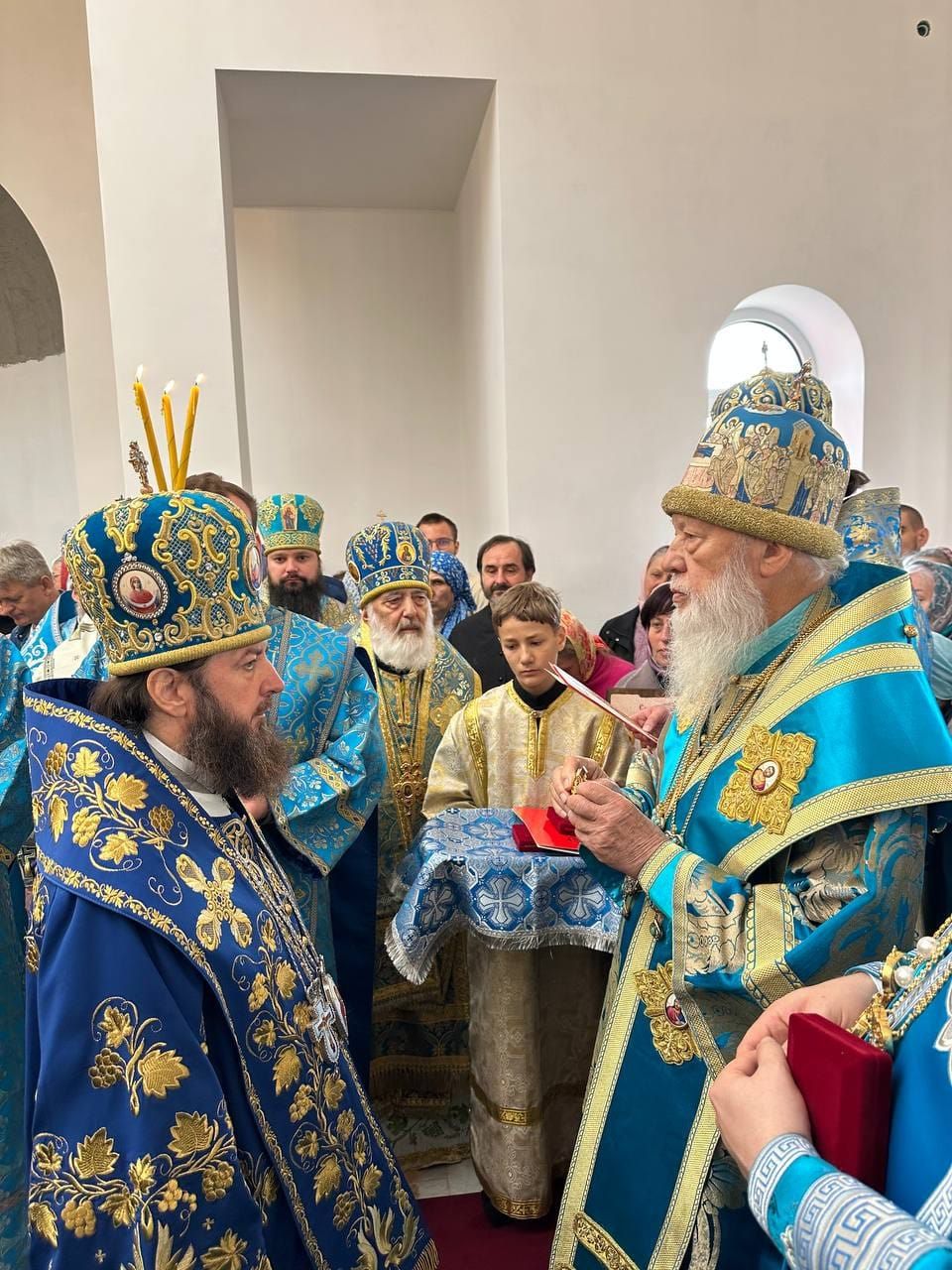 Митрополит 'У'ПЦ Агафангел Саввін вручає архиєпископу ПЦМ / РПЦ Петру Мустяце орден від предстоятеля 'У'ПЦ Онуфрія, 2024 р.  - фото 157783