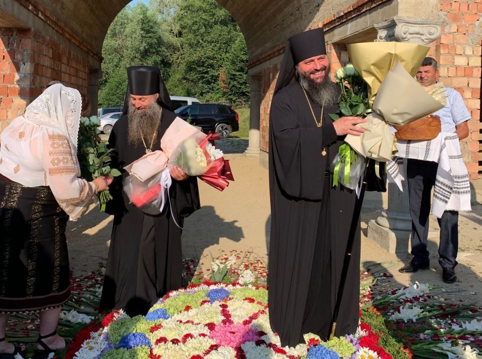 Єпископа ПЦМ / РПЦ Патрокла Поромбака почесно зустрічають у Красноїльську на Буковині квітами, липень 2024 р.  - фото 157789