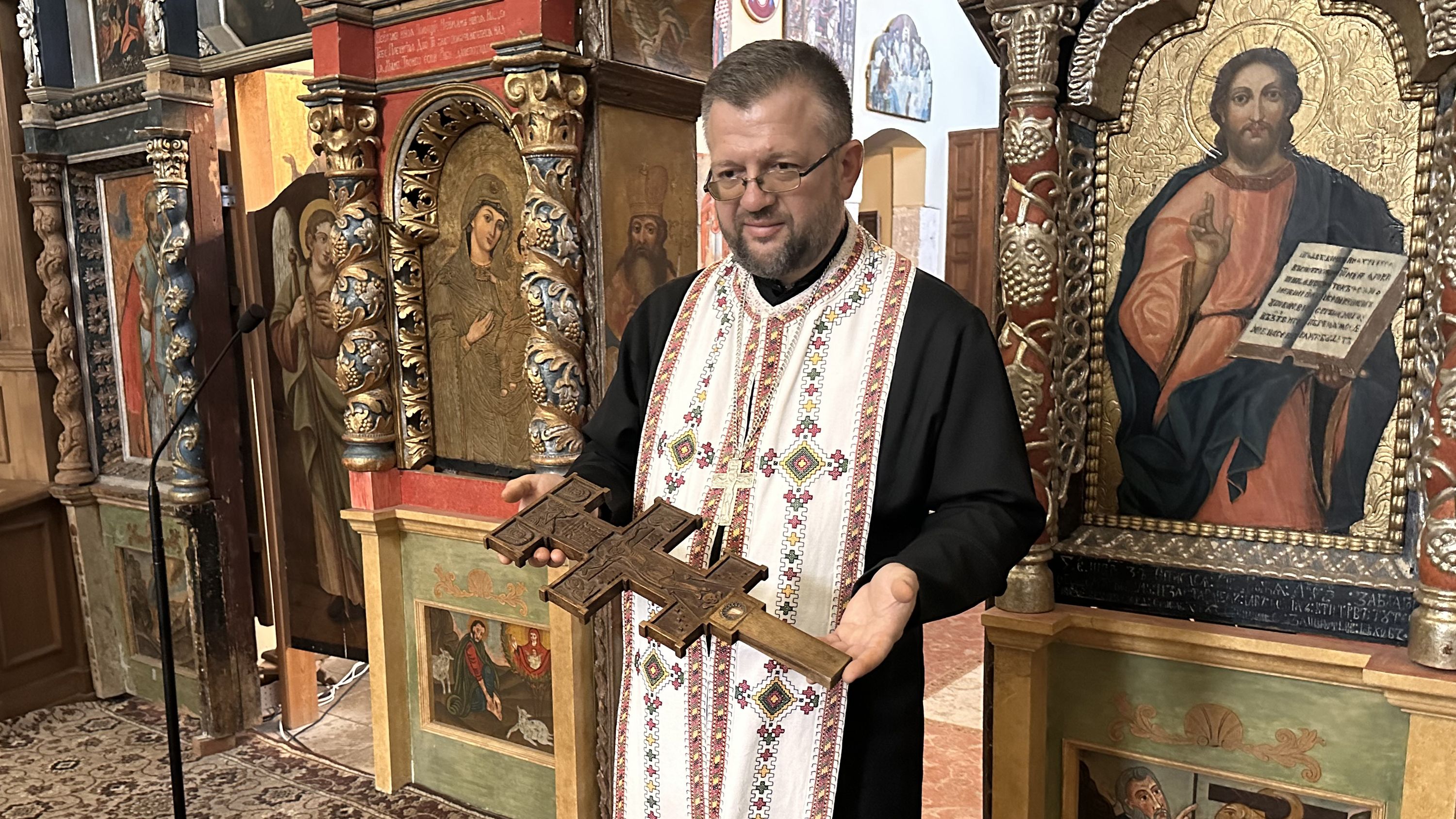 Отець Василь Рудейко з старовинним хрестом... - 157802 Отець Василь Рудейко з старовинним хрестом... - фото 157802