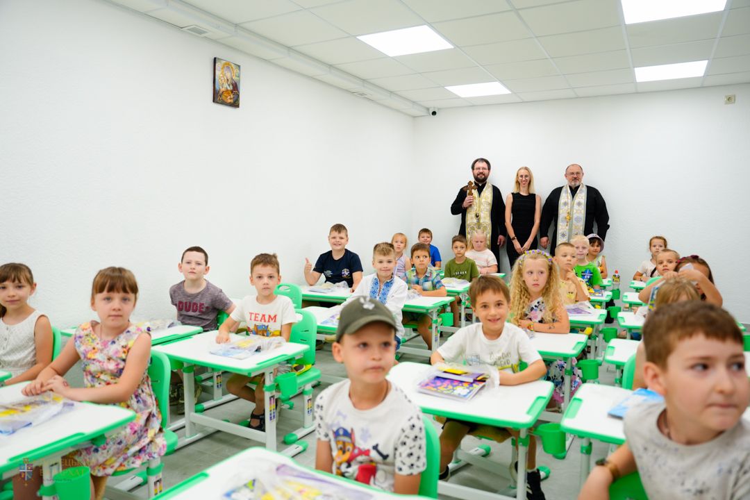 Екзарх Донецький Максим Рябуха, настоятель парафії Матері Божої Неустанної Помочі о. Роман Вовк та вчителька школи Катерина Мороз з учнями - 158428 Екзарх Донецький Максим Рябуха, настоятель парафії Матері Божої Неустанної Помочі о. Роман Вовк та вчителька школи Катерина Мороз з учнями - фото 158428