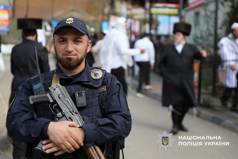 Черкаська поліція продовжує забезпечувати порядок в Умані - фото 158546