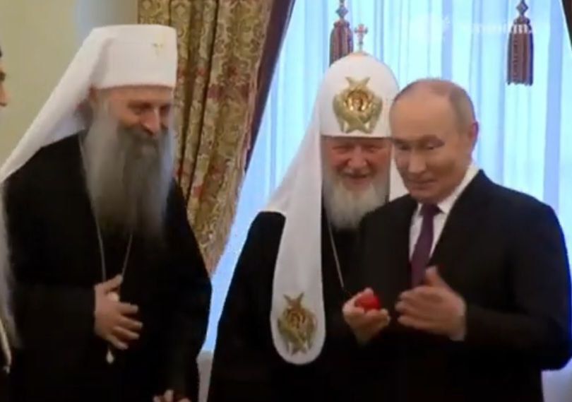 Сербський Патріарх Порфирій дарує Путіну великодню крашанку (Кремль, Москва, квітень 2025 р.) - 158649 Сербський Патріарх Порфирій дарує Путіну великодню крашанку (Кремль, Москва, квітень 2025 р.) - фото 158649