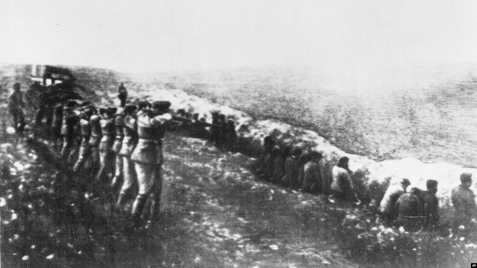 Цю фотографію вилучили при огляді тіла загиблого німецького офіцера. На ній німецькі військові здійснюють розстріл цивільних осіб у Бабиному Яру. Київ, 1942 рік - фото 158777