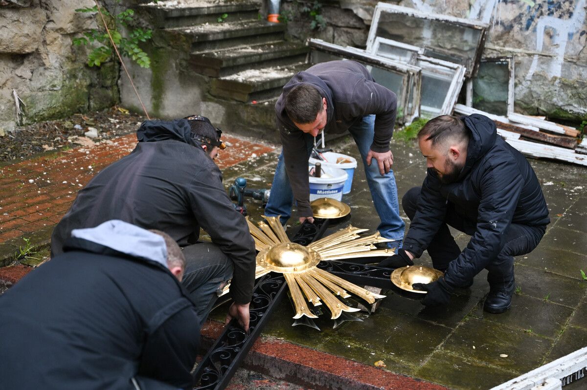 На купол собору Святого Юра у Львові повернули відреставрований історичний хрест - фото 158995