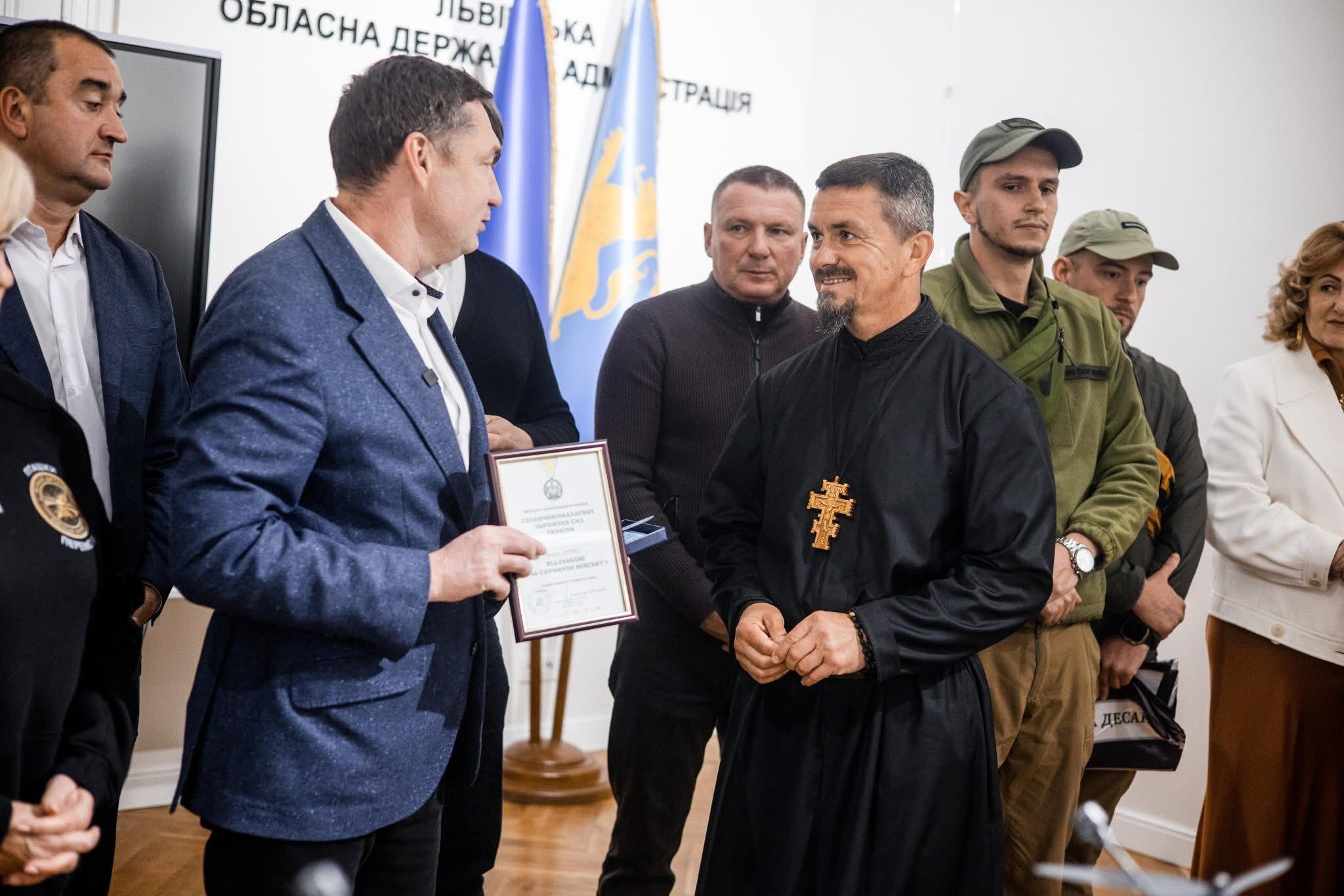 Генерал Сирський відзначив волонтерську діяльність для Армії львівського єромонаха - 159089 Генерал Сирський відзначив волонтерську діяльність для Армії львівського єромонаха - фото 159089