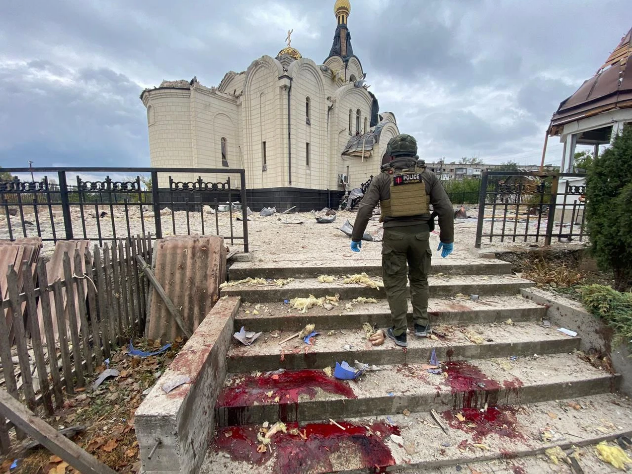 Російські терористи вдарили по території храму в Костянтинівці: є загиблі й поранені - фото 159441