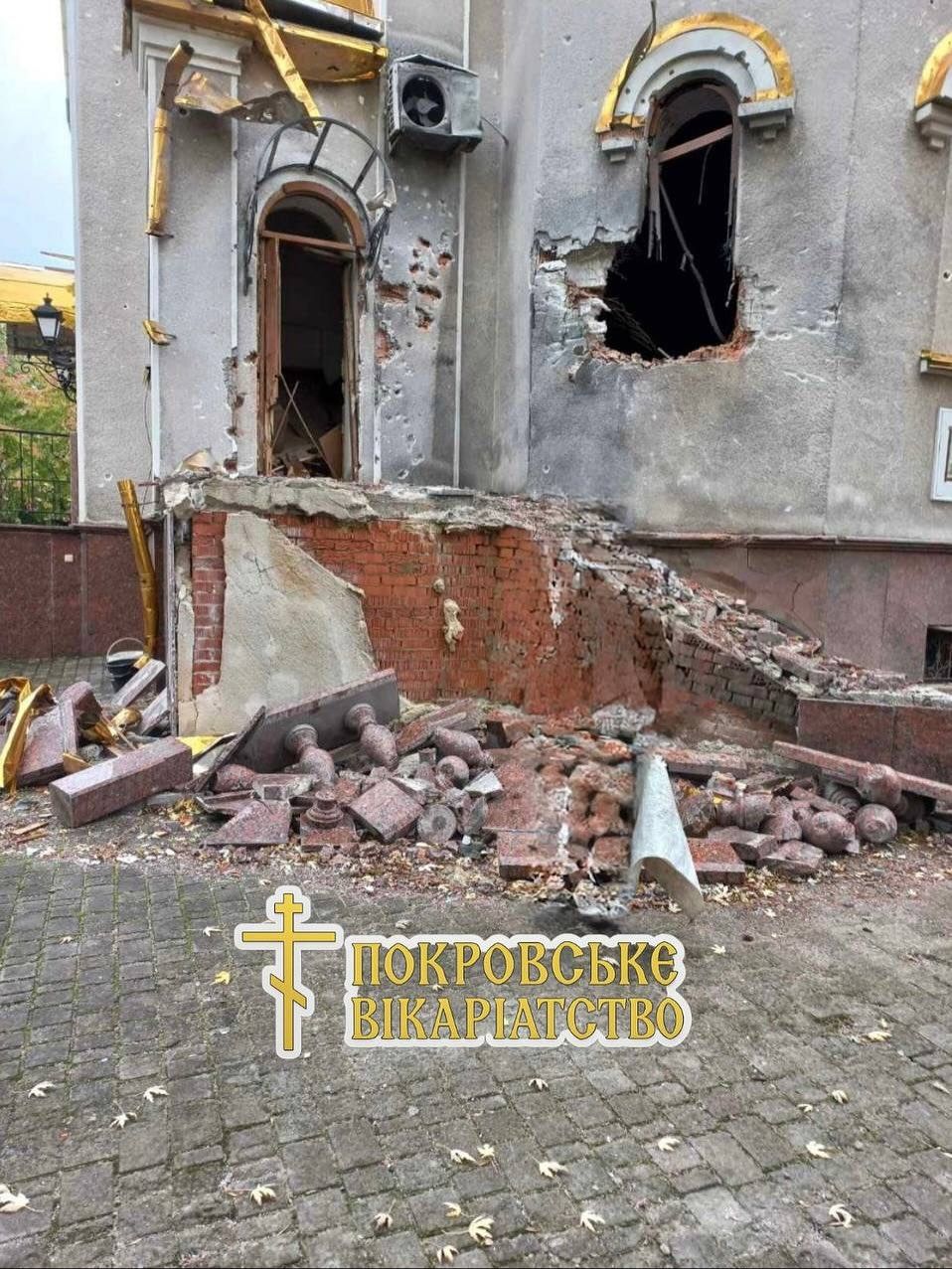 У Мирнограді ворожий снаряд влучив у вівтар храму УПЦ МП - фото 159869
