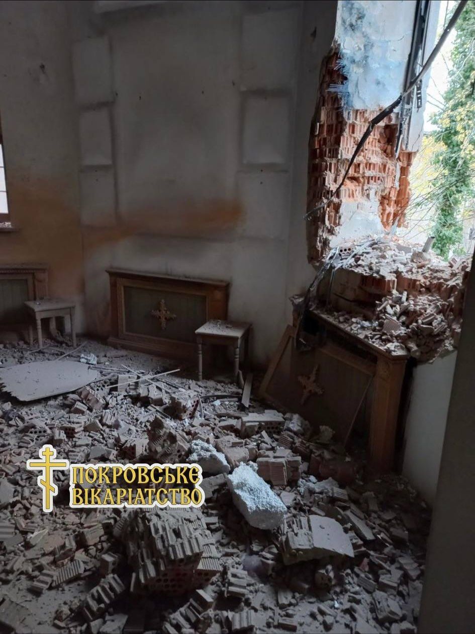 У Мирнограді ворожий снаряд влучив у вівтар храму УПЦ МП - фото 159870