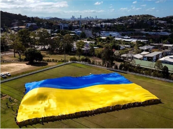 Cardinal Mykola Bychok and community unfurl giant Ukrainian flag in Australia - 159953 Cardinal Mykola Bychok and community unfurl giant Ukrainian flag in Australia - фото 159953