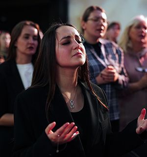 Prayer constitutes a significant part of the trauma healing events in Ukraine. While non-Christians are not compelled to receive prayer, “many of them do,” said Leo Regheta, Eastern European missions director for Hope International Ministries. - фото 160289