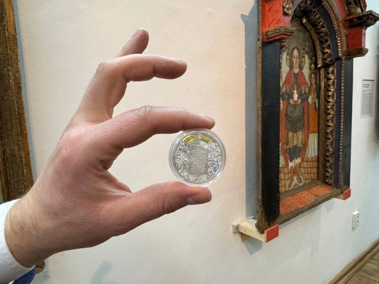 НБУ представив срібну монету 'Архангел Михаїл' - фото 160812