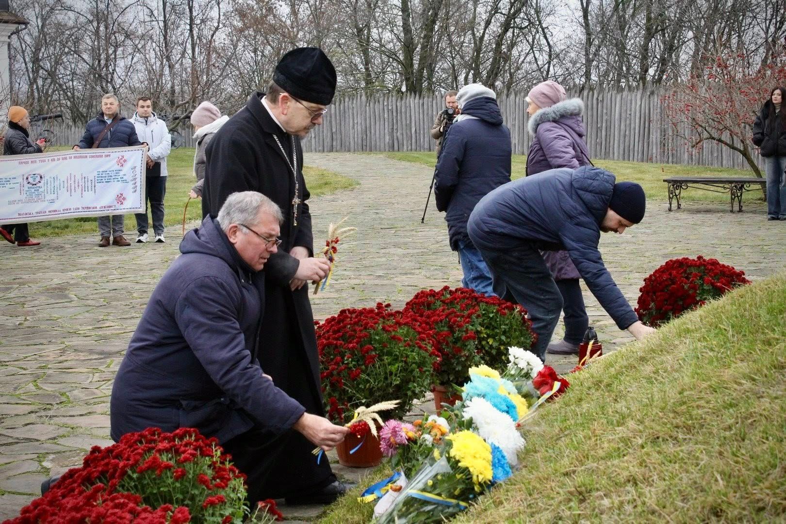 На Чернігівщині вшанували памʼять жертв Батуринської трагедії - 161078 На Чернігівщині вшанували памʼять жертв Батуринської трагедії - фото 161078