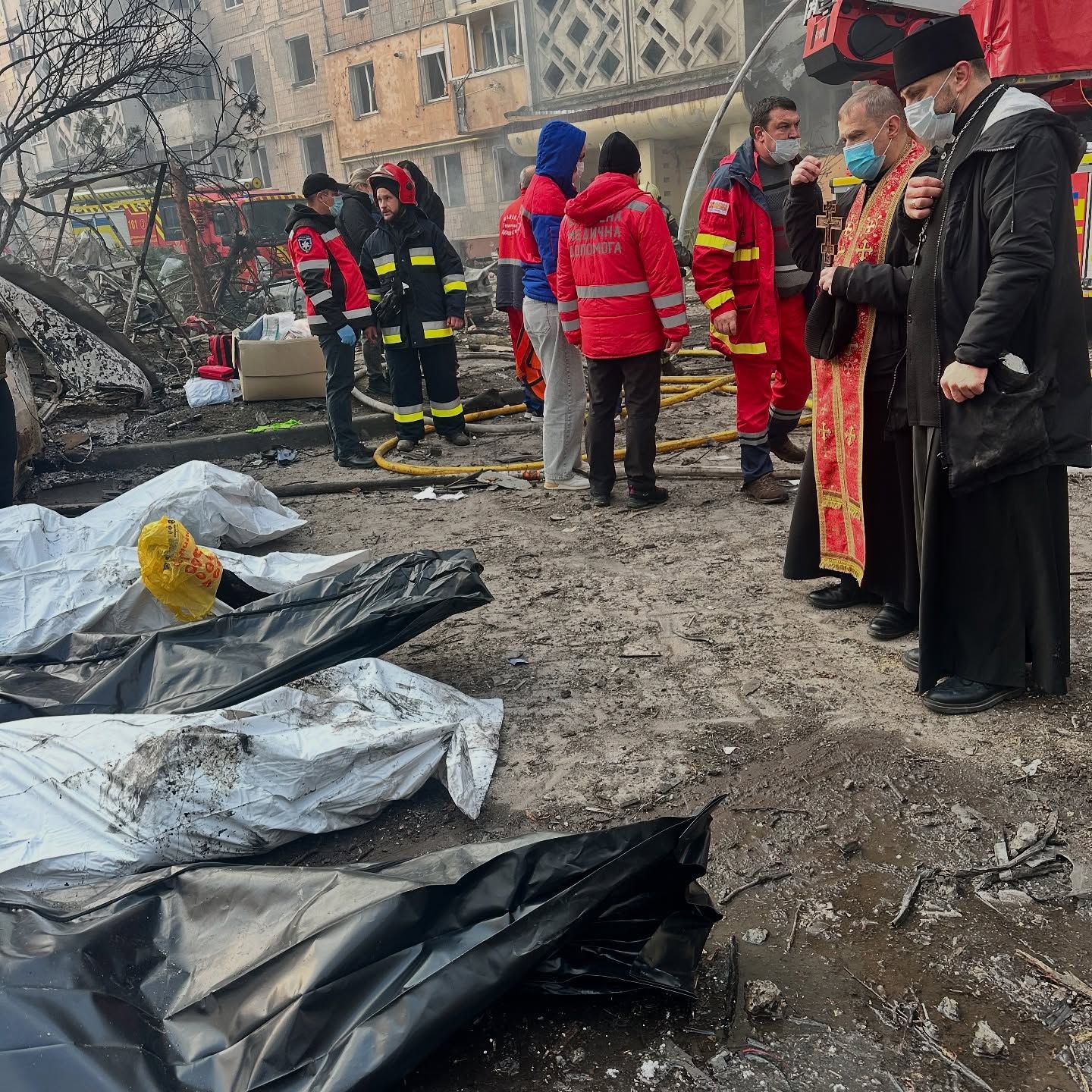 Владика Теодор і о. Роман Демуш над тілами загиблих - фото 161345