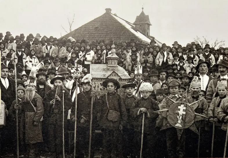 Колядники у селищі Міжгір’я (Закарпаття), 1920–1930-ті роки. Фото з книги Vladimír Kuštek – Československý svět v Karpatech, надав Михайло Маркович - 161436 Колядники у селищі Міжгір’я (Закарпаття), 1920–1930-ті роки. Фото з книги Vladimír Kuštek – Československý svět v Karpatech, надав Михайло Маркович - фото 161436