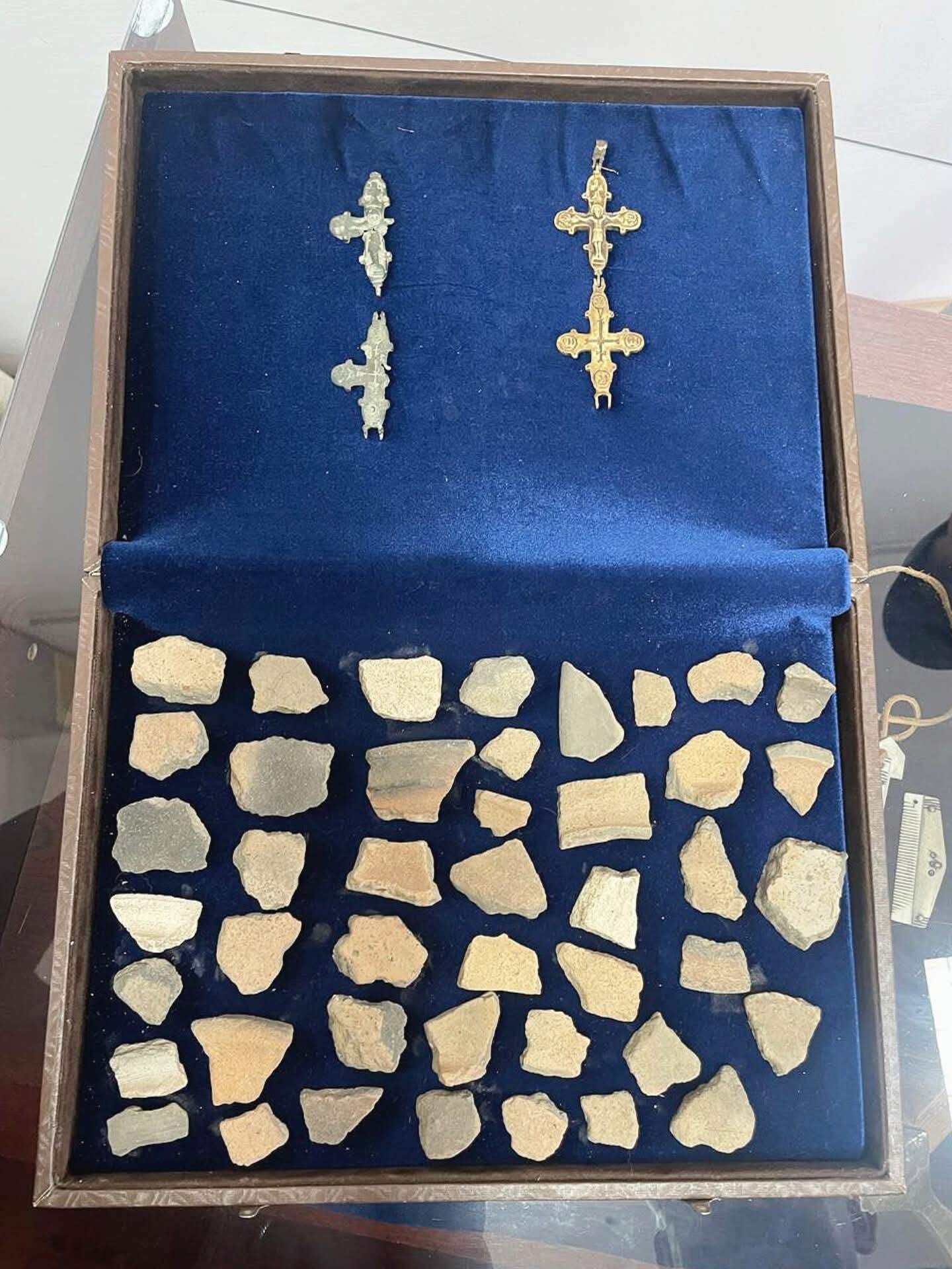 На Львівщині презентували віднайдений натільний хрестик XII-XIII століття - фото 162096