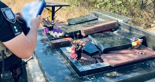 В Одесі на кладовищі вандал пошкодив 86 надгробків: справа  у суді - фото 162108