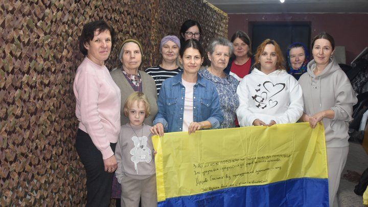 На Житомирщині волонтери в одній із церков плетуть сітки, ремонтують автомобілі, збирають воїнам допомогу - фото 162267